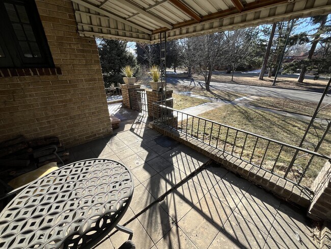 Foto del edificio - 1730 Monaco St Pkwy