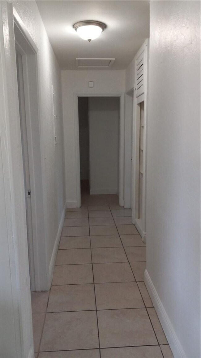 Foto del edificio - 330 NW 38th St