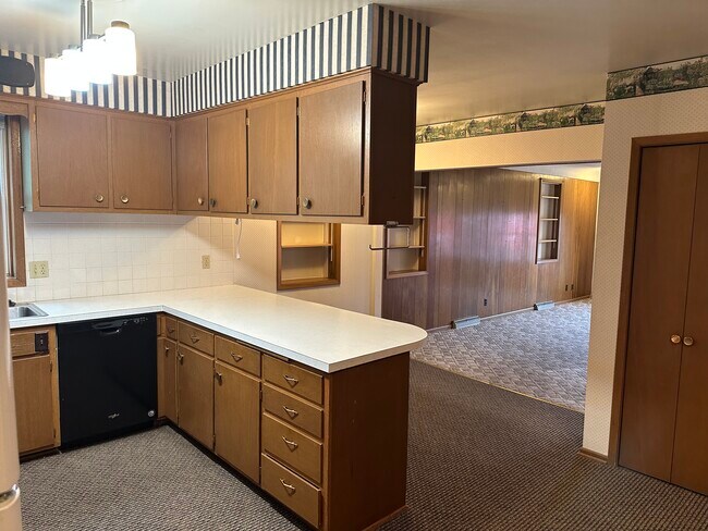 Kitchen and dining - 420 N Cedar Ave