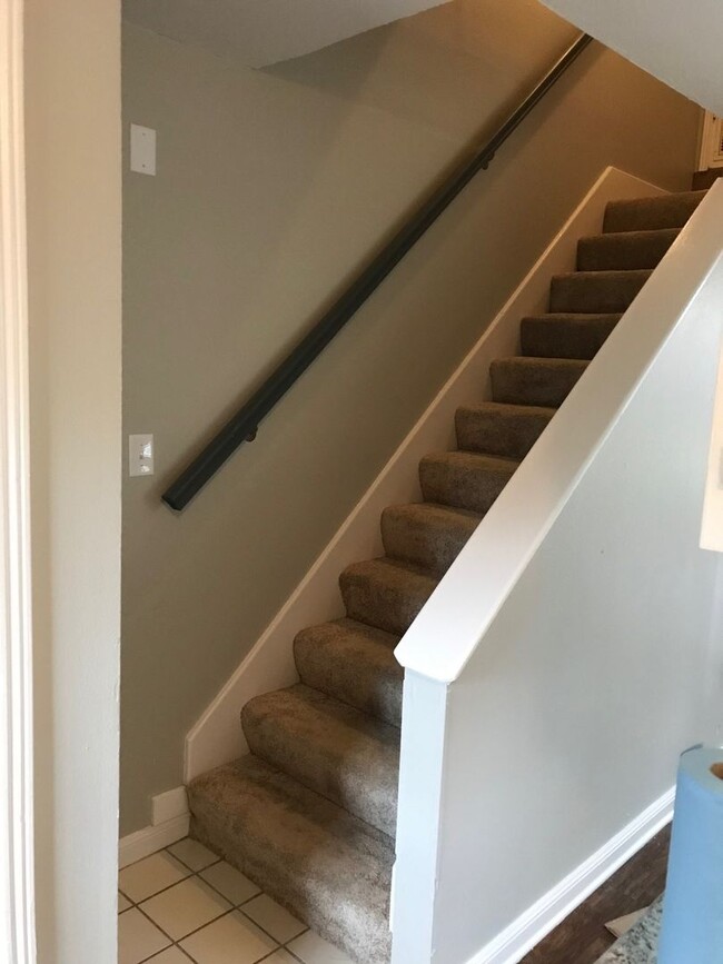 Building Photo - Great Townhouse on Robley Drive!