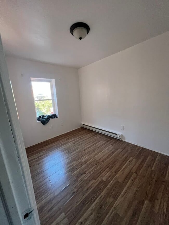 Building Photo - Updated 2 bedroom house!