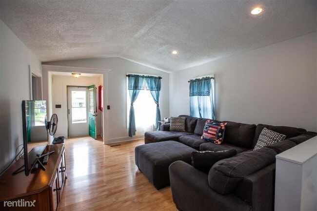 Building Photo - 4 br, 1 bath House - 5 S. C Street