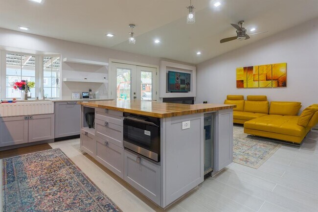 Building Photo - 2409 S Celia Dr