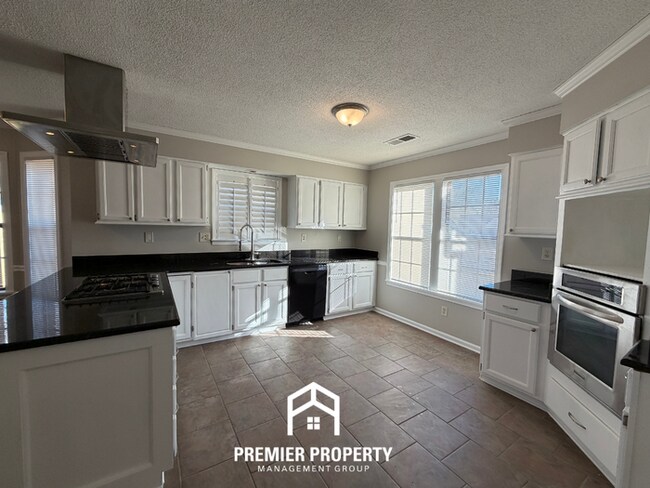 Foto del edificio - Newly Renovated 3BR Memphis Home with Vaulted Ceilings, Fireplace & Fenced Yard