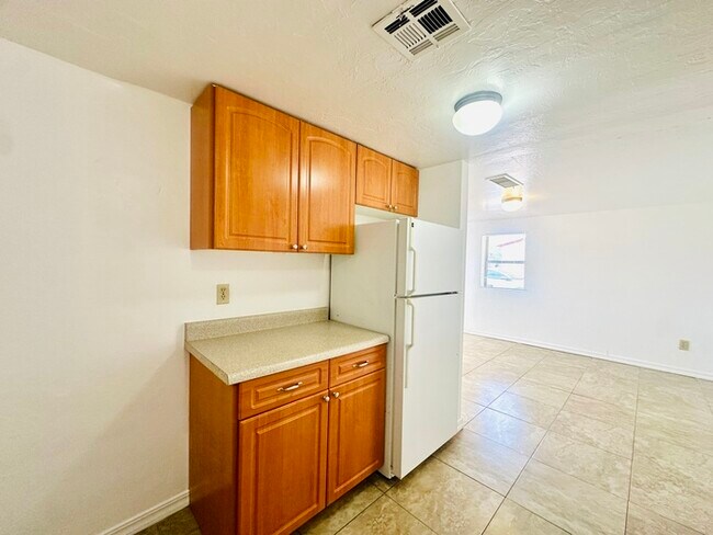 Building Photo - Cottage Style 1 Bedroom with Natural Light...