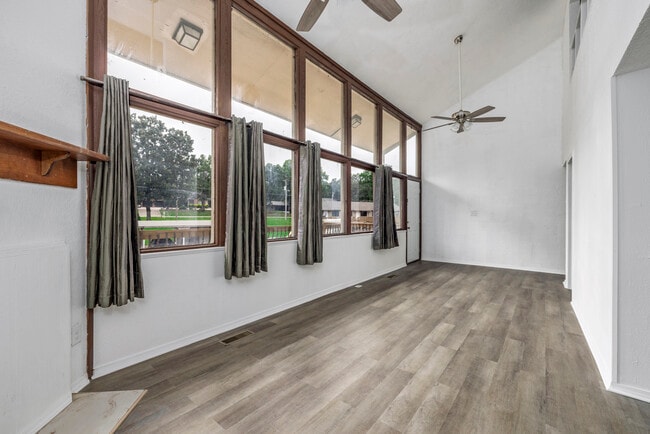 Building Photo - Earl’s Point Condominiums