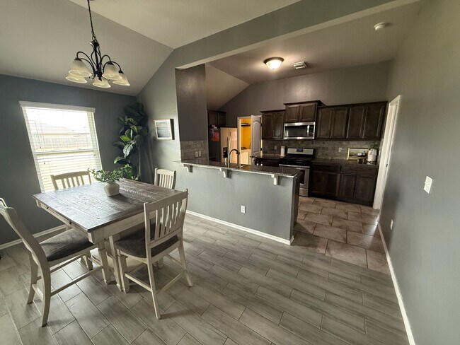 Foto del edificio - Immaculate 3 bed 2 bath in Mustang Schools, ready for move in on or before July 1st!