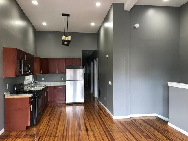 Building Photo - 4 bedroom, 1 bath