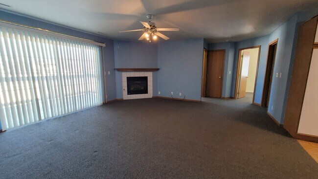 Foto del edificio - SW 2 Bedroom 1 bath Condo, Balcony, Fireplace and Garage
