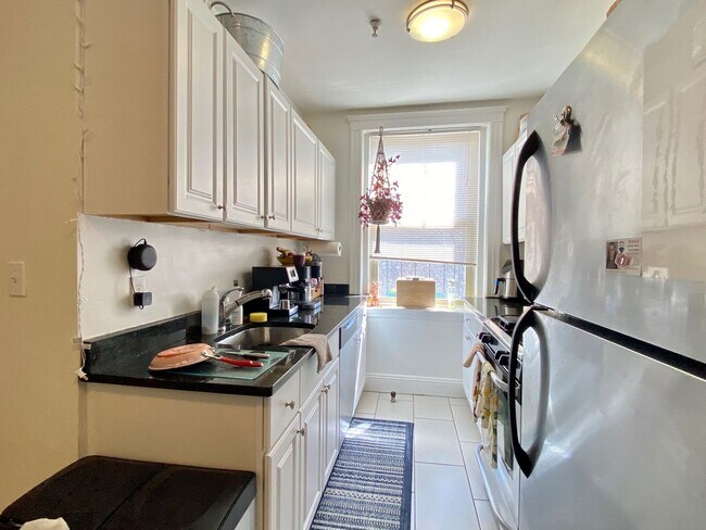 Foto del edificio - NO FEE!  LARGE 1 BED IN BRIGHTON WITH UPDATED KITCHEN (W/ DISHWASHER) - HT HW INCLUDED