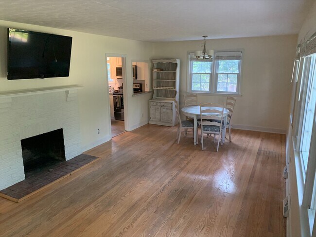 Building Photo - 701 Fleetwood Dr