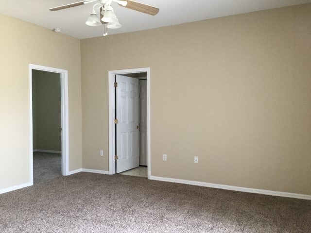 Building Photo - 647 Heraldo Ct