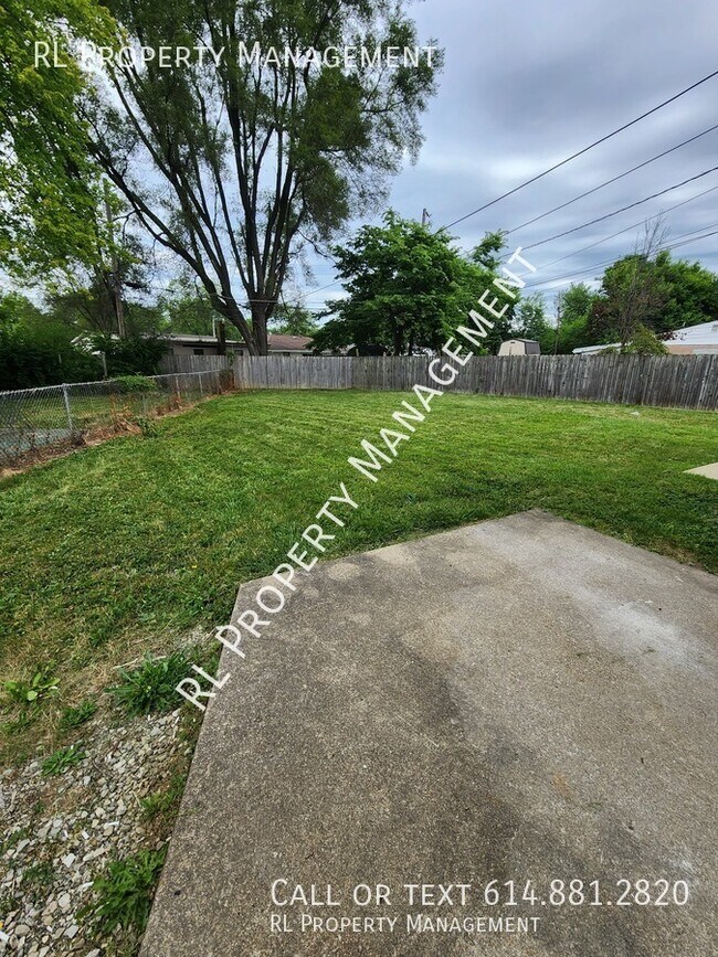 Building Photo - Spacious 3 bedroom 1.5 bathroom town home