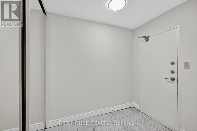 Photo du bâtiment - 75 Queen St N