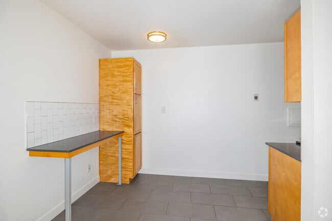2BR, 1BA - 875SF - Dining Room - 2939 Marine Street