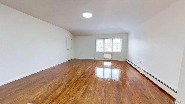 Foto del edificio - 24-07 Brookhaven Ave