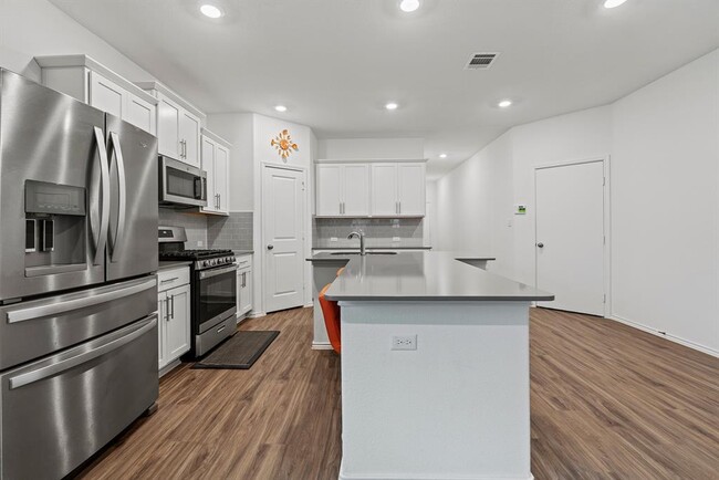 Foto del edificio - 136 Cherry Ridge Rd