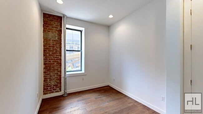 Building Photo - Crown Heights 2-Bed