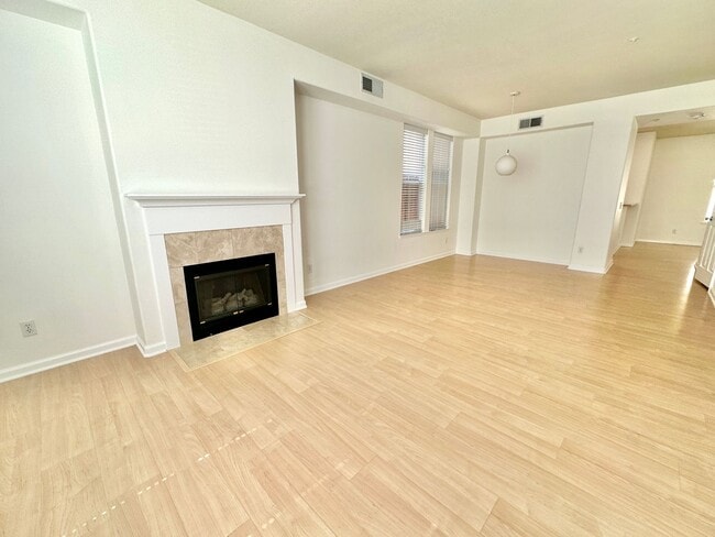 Building Photo - Hamilton 3+bd/2.5bth Townhome w/Den