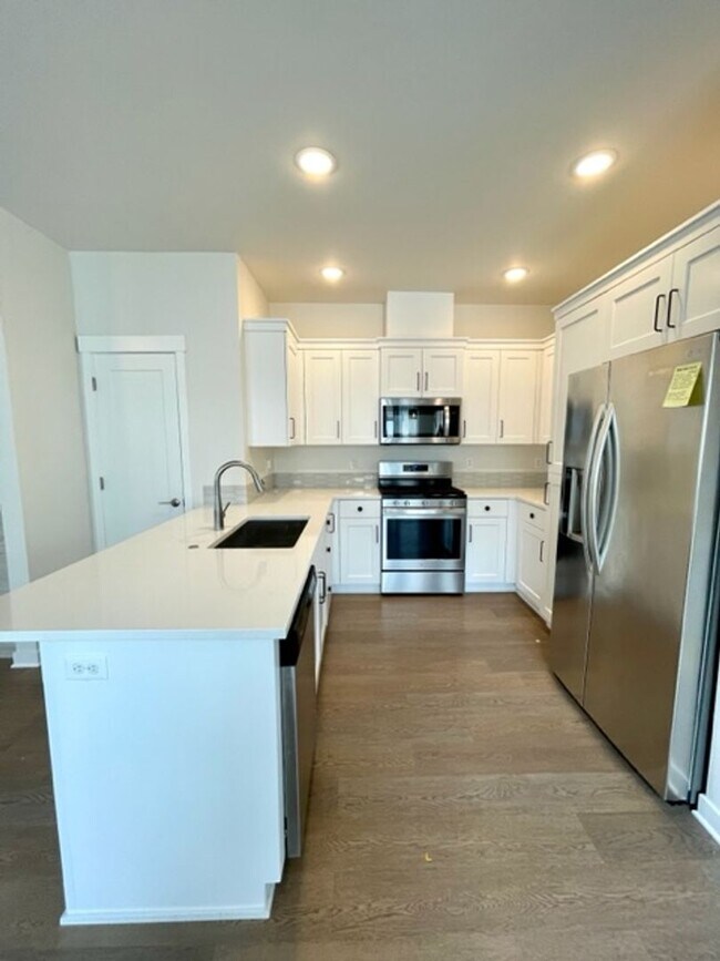 Building Photo - Like new 3 bedroom townhome in SE Bend!