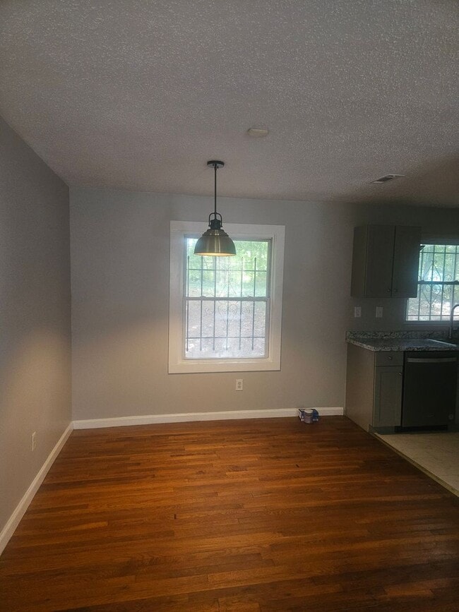 Building Photo - 3 Bedroom 1 bath home