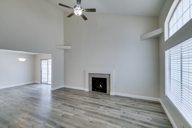 Foto del edificio - Charming 2-Bed, 2.5-Bath Townhouse in Prim...