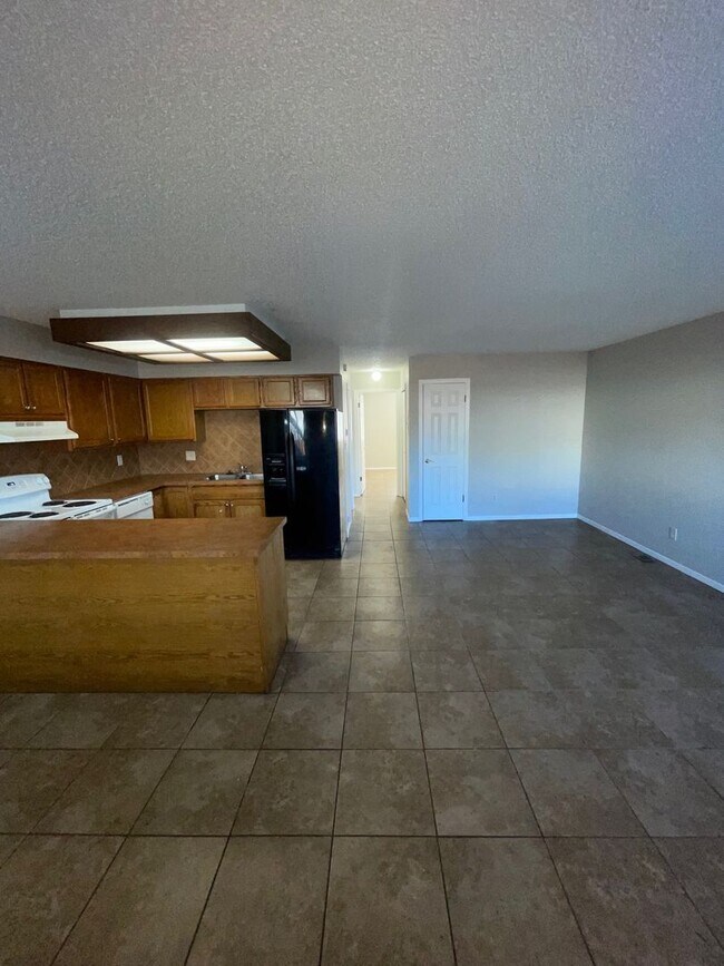 Building Photo - Two Bedroom Apartment Available now