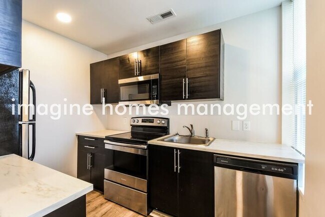 Building Photo - Lovely 1 Bedroom Townhouse in Soulard; Pet...