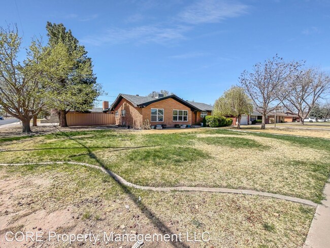 Building Photo - 4 br, 3 bath House - 101 West Silver Avenue