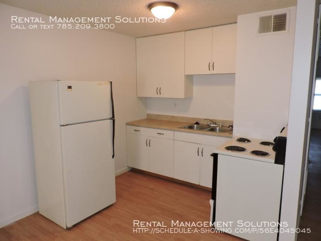Building Photo - bedroom in Topeka KS 66608