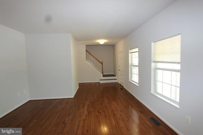 Building Photo - 406 Round Table Dr