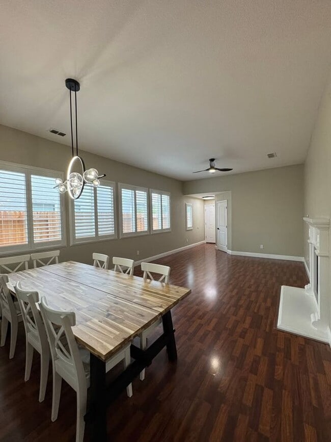 Foto del edificio - Beautiful home located in a desirable Rose...