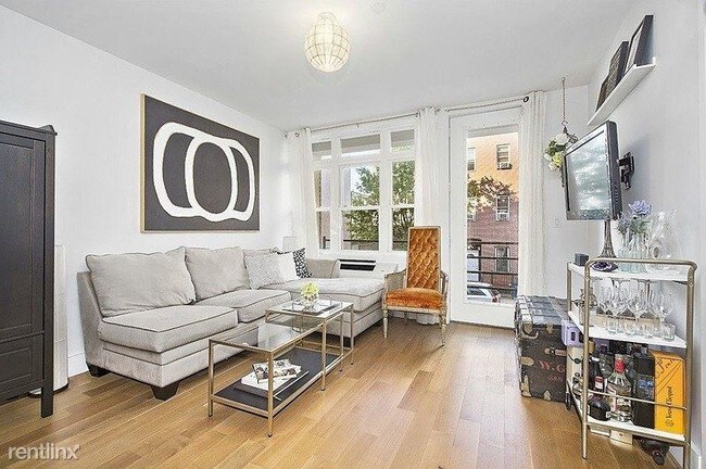 Building Photo - 1 br, 1 bath Apartment - 56 Stagg Street 3B