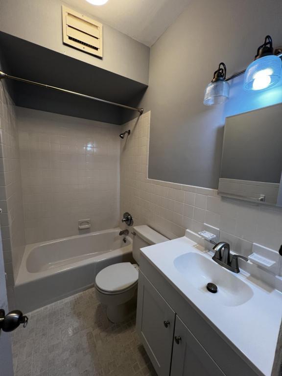 Building Photo - 576 Warburton Ave