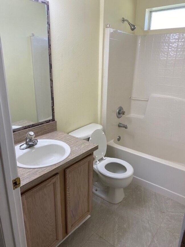 Building Photo - Like new 4/2/2 with screened in porch! Loc...