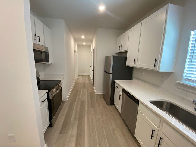 Foto del edificio - NEW CONSTRUCTION 5 BEDROOM PRE-LEASING FOR...