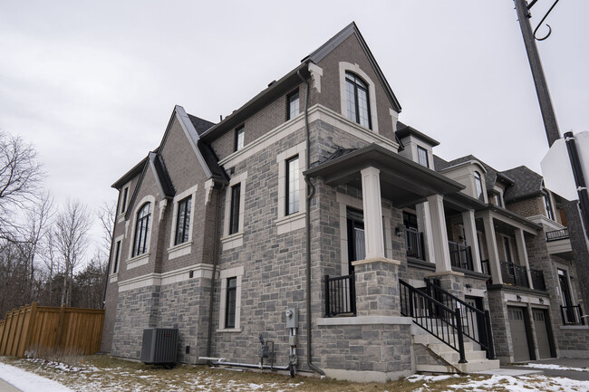 Building Photo - Executive Rental in Prestigious Rouge Park...