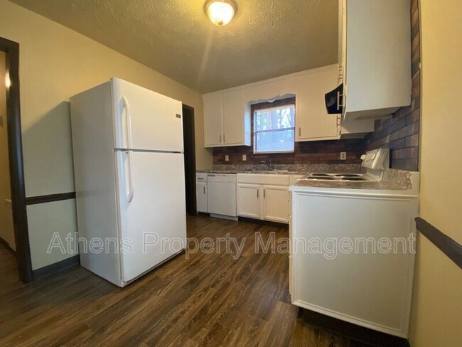 Building Photo - 1083 Kings Mill Run N