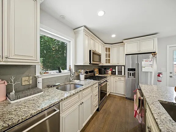 Foto principal - Beautifully renovated 4-bedroom, 4-bath re...