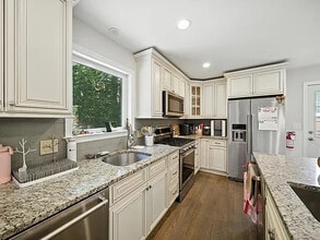 Building Photo - 972 E Lawn Dr