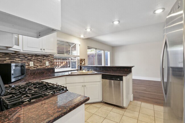 Building Photo - For Rent: Two-Story 3-Bedroom Home in South Corona