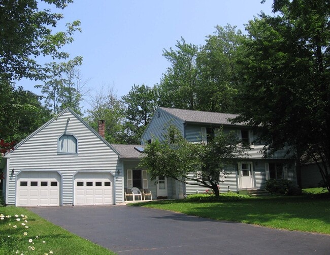 Building Photo - 5 Iris Dr