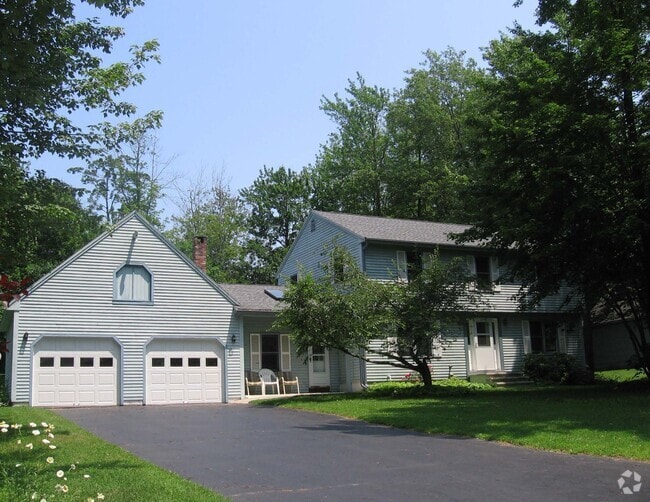 Building Photo - 5 Iris Dr