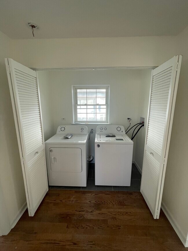 washer/dryer - 119 N Taylor Ave