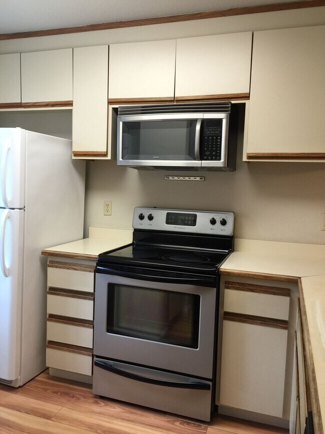 Building Photo - 2128 Bueno Dr