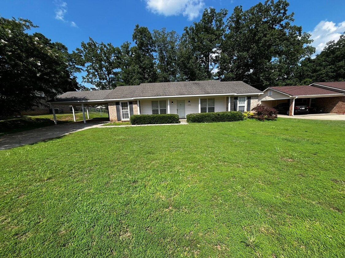 Primary Photo - Beautiful New to Market!