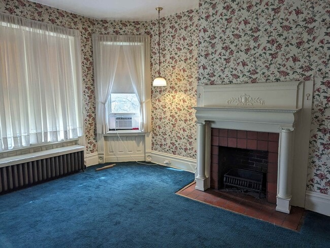 Dormitorio - 402 N Main St