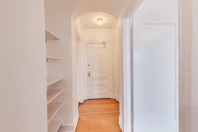 Foto del edificio - 1765 E 55th St