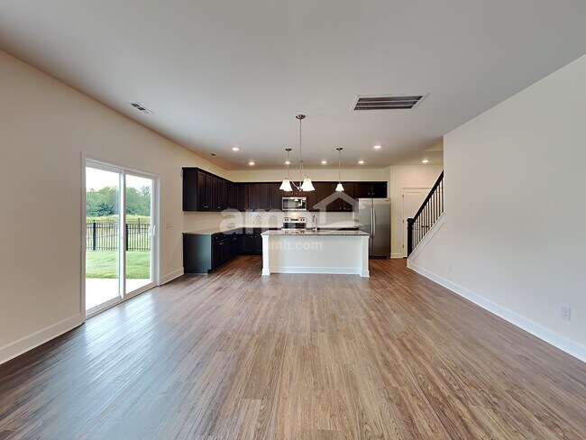 Foto del edificio - 3105 Esquire Dr