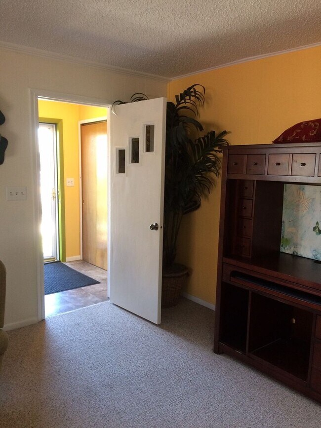 Building Photo - Wonderful Main Floor 2 Bedroom Unit Availa...